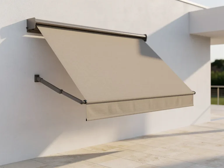 Cassette-zonwering met uitgevouwen armen boven een zonnig terras, gemonteerd aan witte moderne gevel met crèmekleurige tegels.
