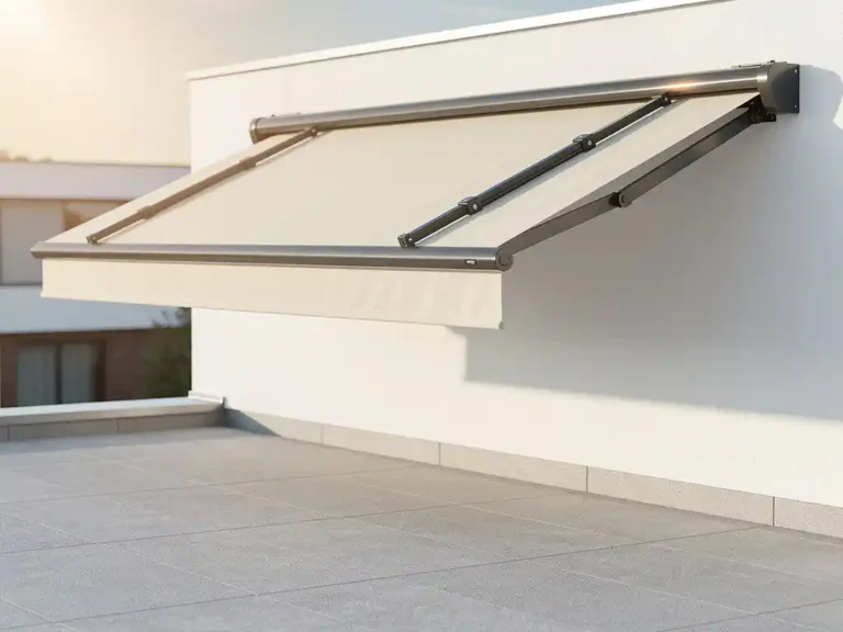 Moderne uitschuifbare zonwering met twee zichtbare armen op wit Nederlands woonhuis boven plat dak, crème en antraciet tinten.