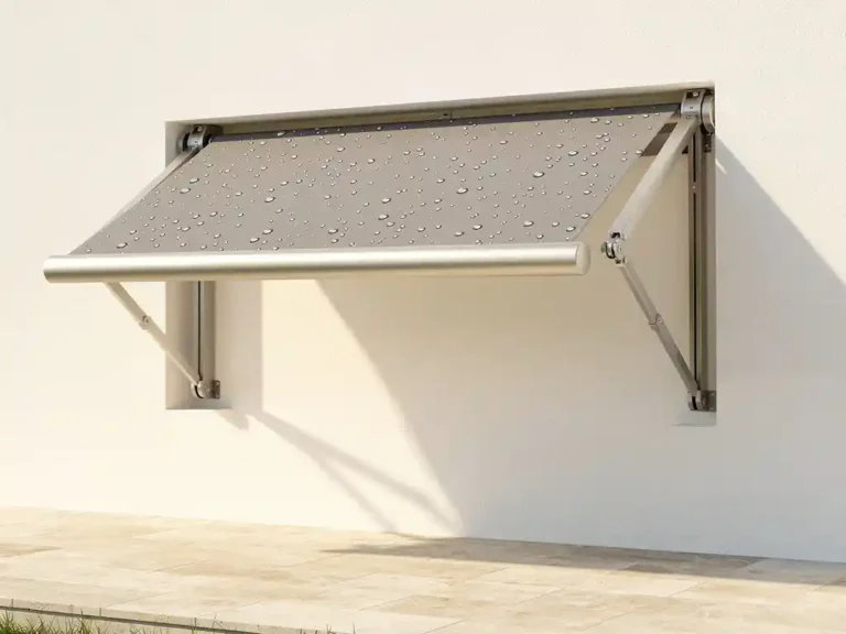 Uitgeschoven terrasoverkapping met crème en leisteengrijs doek op zonnig stenen terras, waterdruppels na lichte regen.